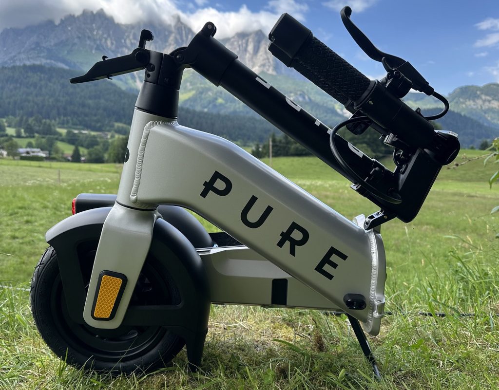 Der Pure E Scooter lässt sich klein falten