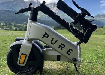 Der Pure E Scooter lässt sich klein falten