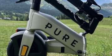 Der Pure E Scooter lässt sich klein falten