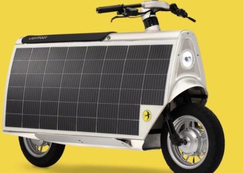 Der Otherlab Lightfoot Cargo eScooter fährt mit Solarzellen und großem Kofferraum
