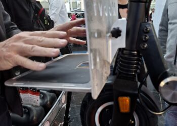 moovi cargo e scooter mit Anhänger