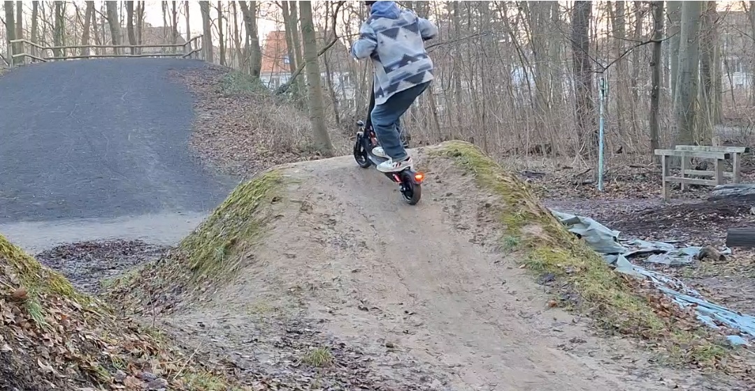 E Scooter Beschleunigung an kurzen steilen Anstiegen