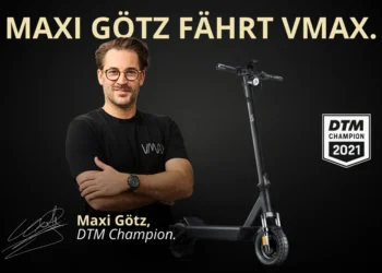Rennsport DTM Champion Max Götz fährt VMAX E Scooter