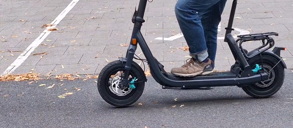 Bremstest Egret GTs auf Asphalt, Schotter und Nässe
