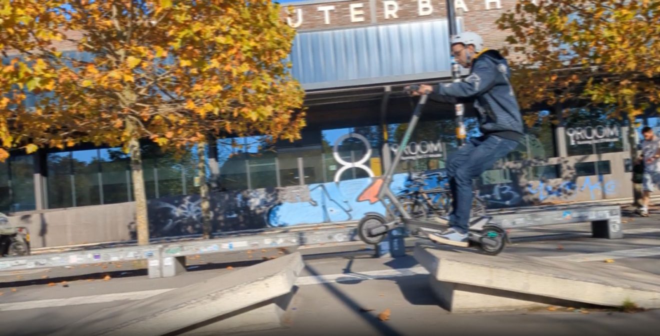 Unser Testfahrer fliegt über die Rampe