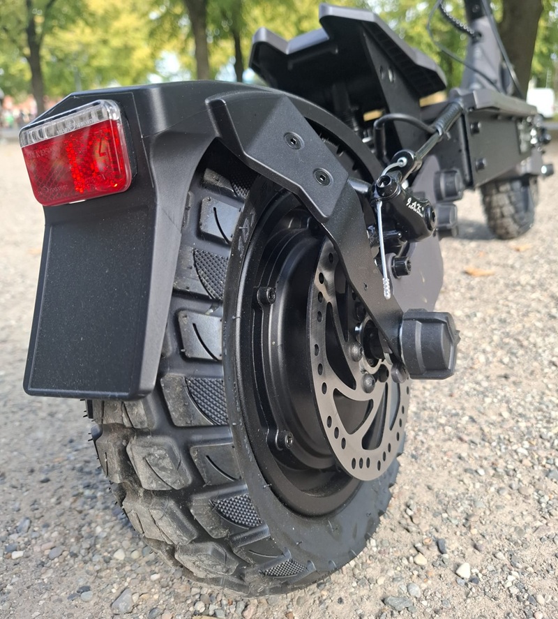 Ausom-L1-ABE-ist-mit-breiten-10-Zoll-Gravelreisen